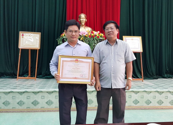 Trao tặng Bằng khen của Thủ tướng Chính phủ cho đồng chí Phan Văn Tùng